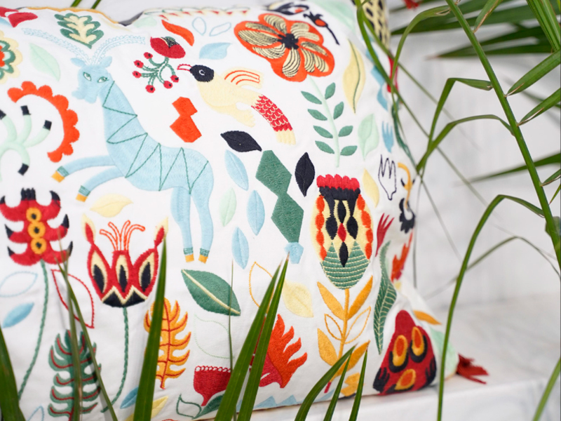 Декоративная подушка с вышивкой