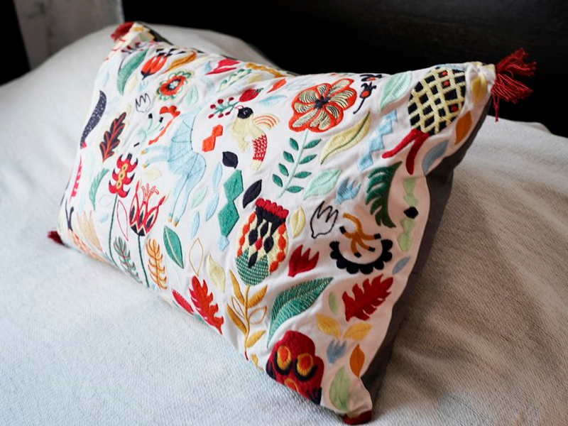 Декоративная подушка с вышивкой