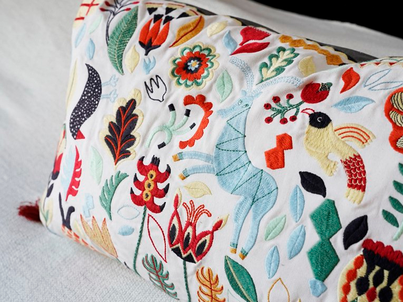 Декоративная подушка с вышивкой