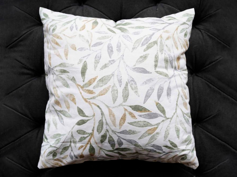 Декоративная подушка с зелёными листьями