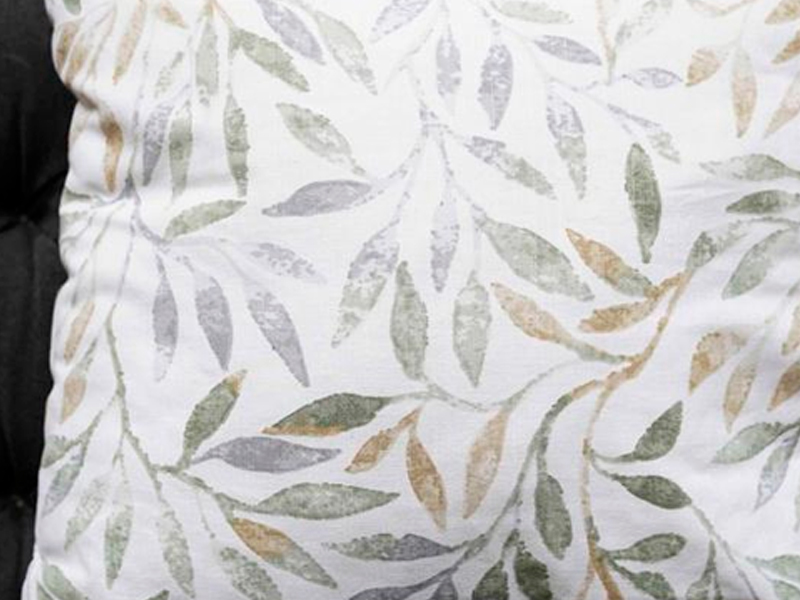 Декоративная подушка с зелёными листьями