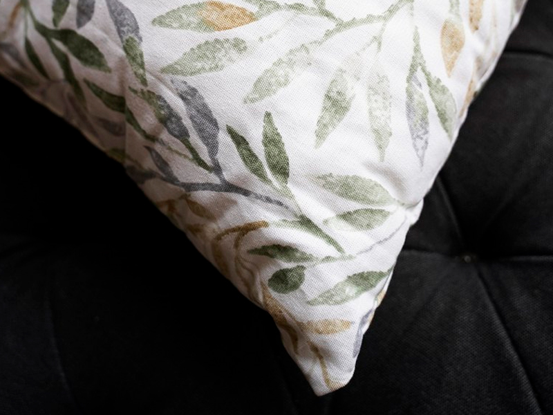 Декоративная подушка с зелёными листьями