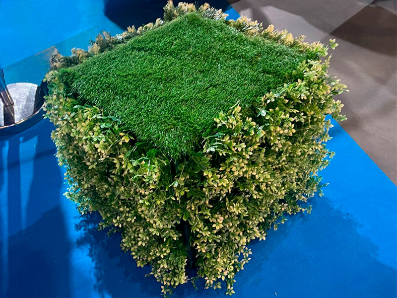 Декорированный зелёный пуфик