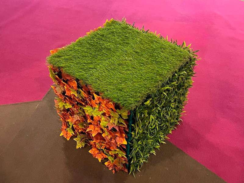 Декорированный зелёный пуфик