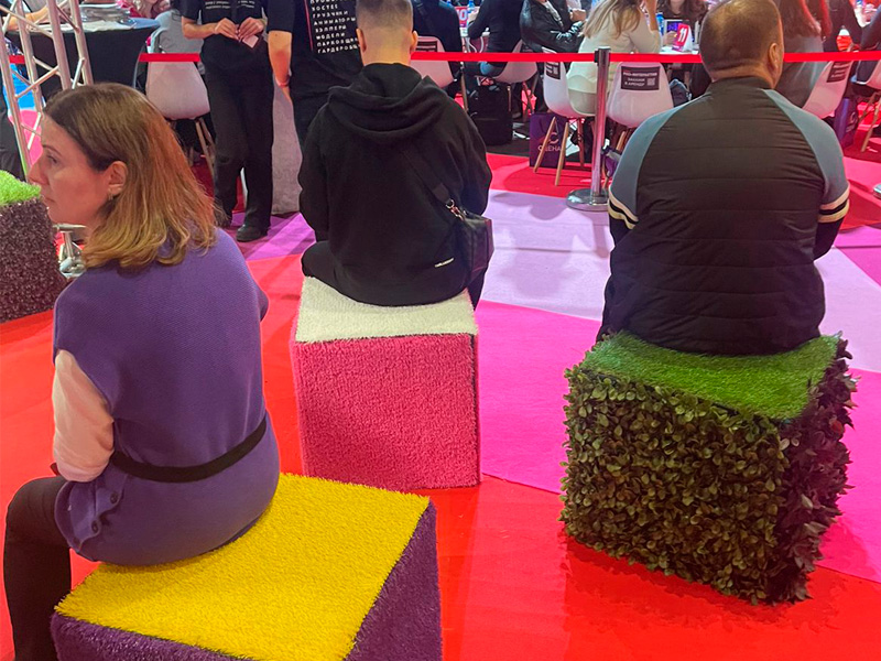 Декорированный зелёный пуфик