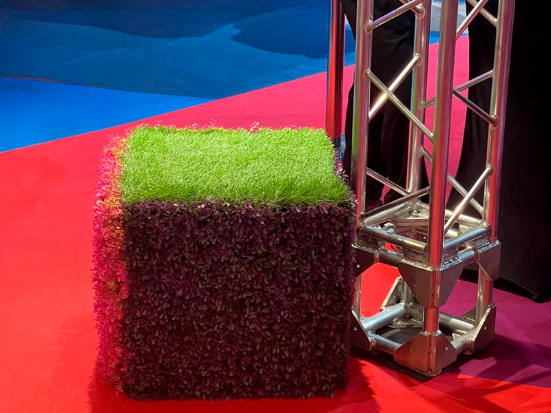 Декорированный зелёный пуфик