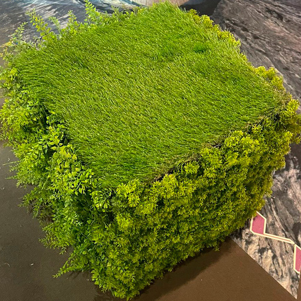 Декорированный зелёный пуфик