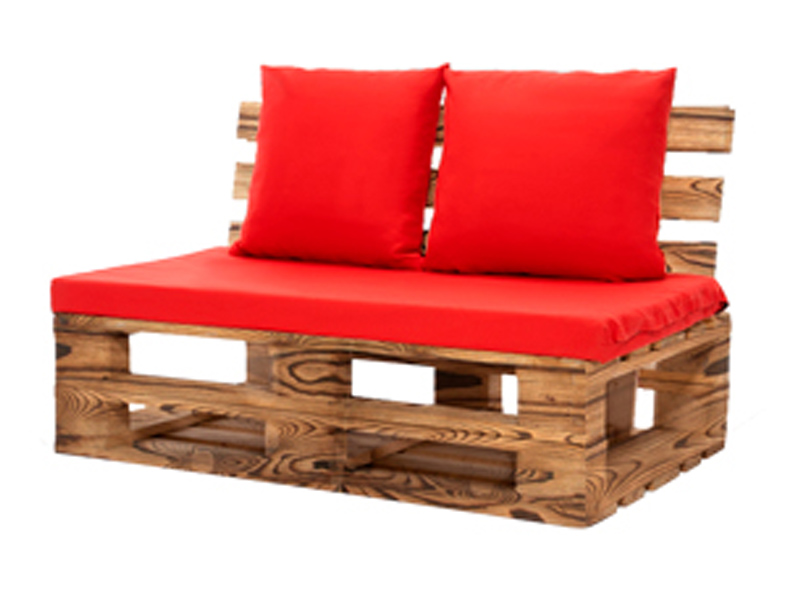 Диван из обожжённых паллет двухместный с красной подушкой