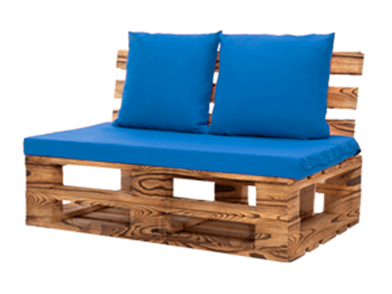 Диван из обожжённых паллет двухместный с синей подушкой