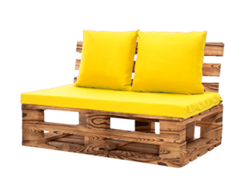 Диван из обожжённых паллет двухместный с желтой подушкой