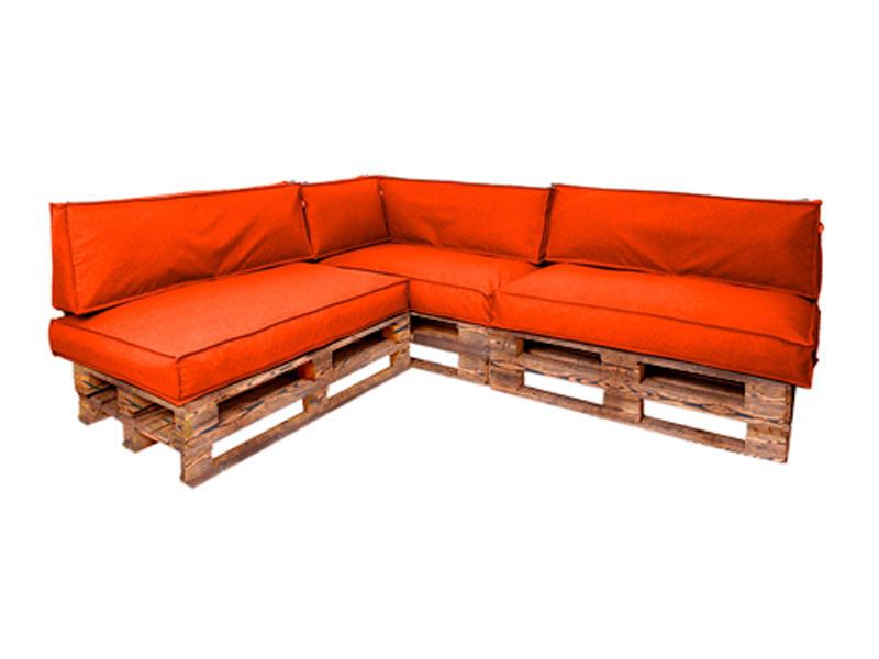 Диван из обожжённых паллет угловой с подушкой красного цвета