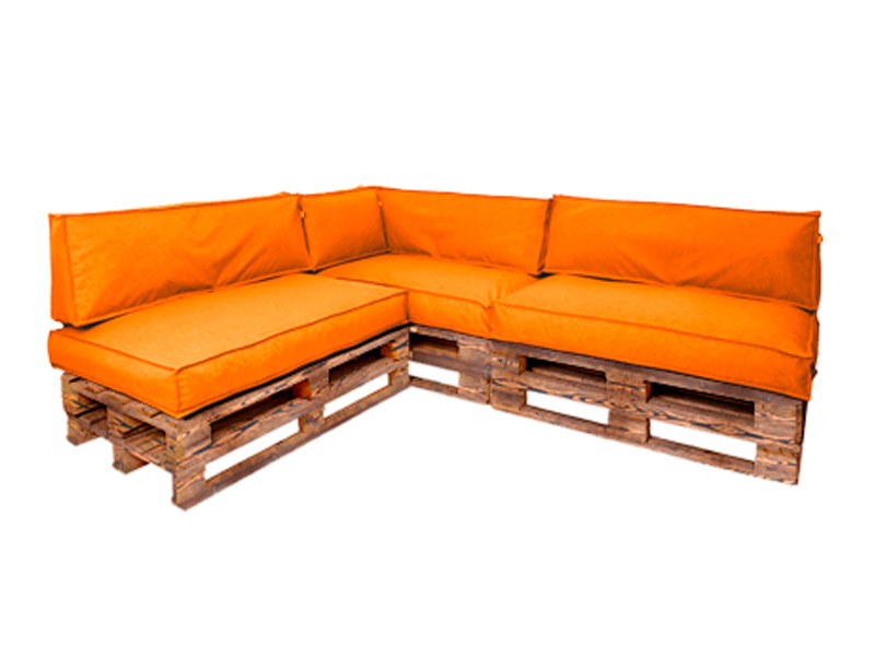Диван из обожжённых паллет угловой с подушкой оранжевого цвета