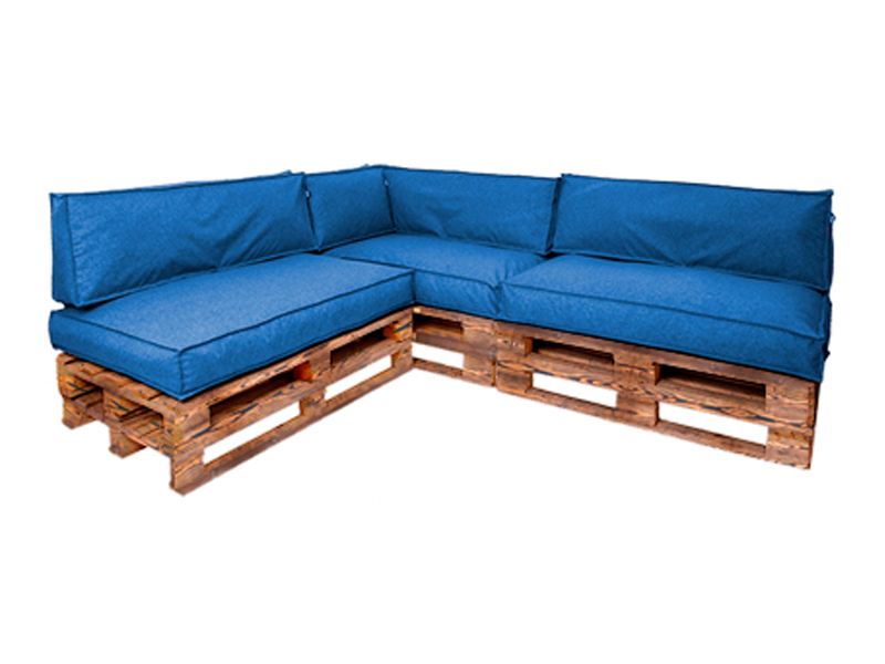Диван из обожжённых паллет угловой с подушкой синего цвета
