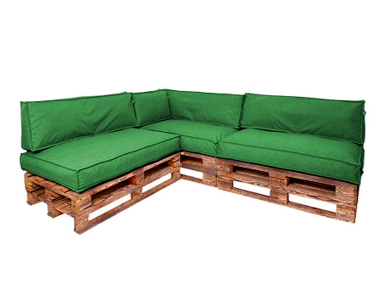 Диван из обожжённых паллет угловой с подушкой зеленого цвета