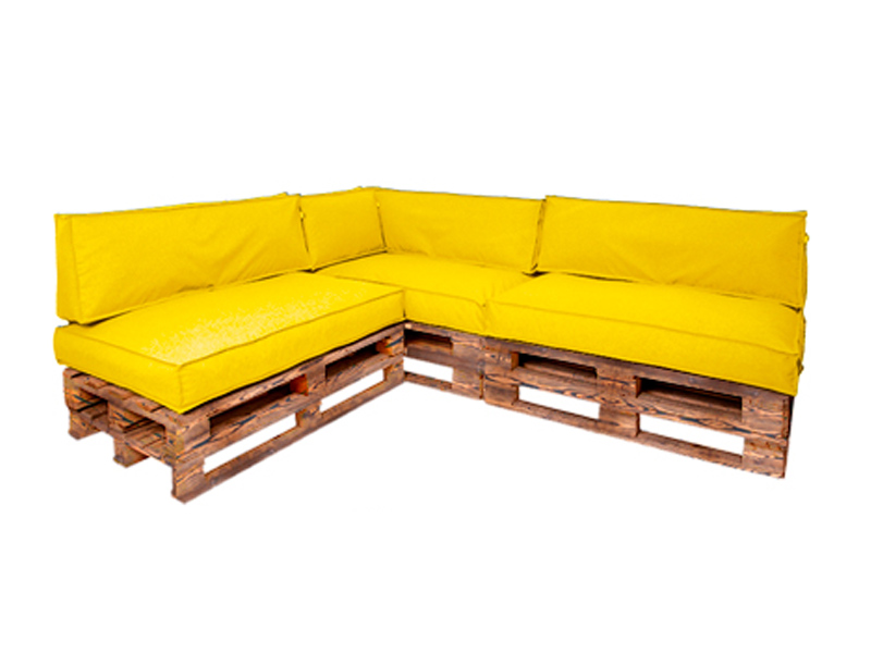 Диван из обожжённых паллет угловой с подушкой желтого цвета