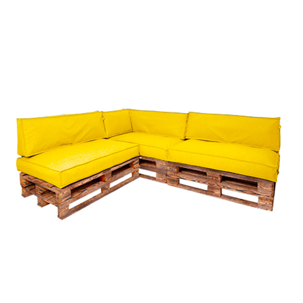 Диван из обожжённых паллет угловой с подушкой желтого цвета