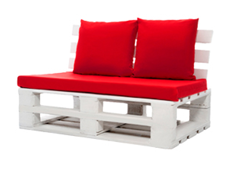 Диван из паллет двухместный белый с красной подушкой