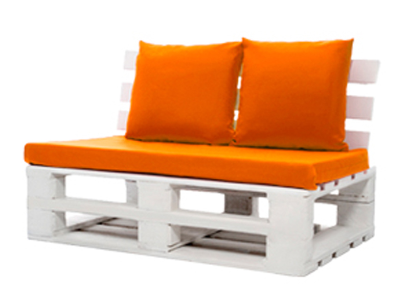 Диван из паллет двухместный белый с оранжевой подушкой