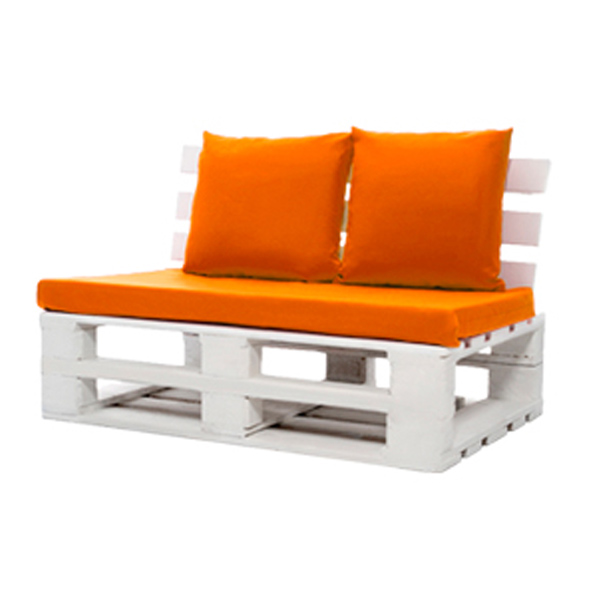 Диван из паллет двухместный белый с оранжевой подушкой