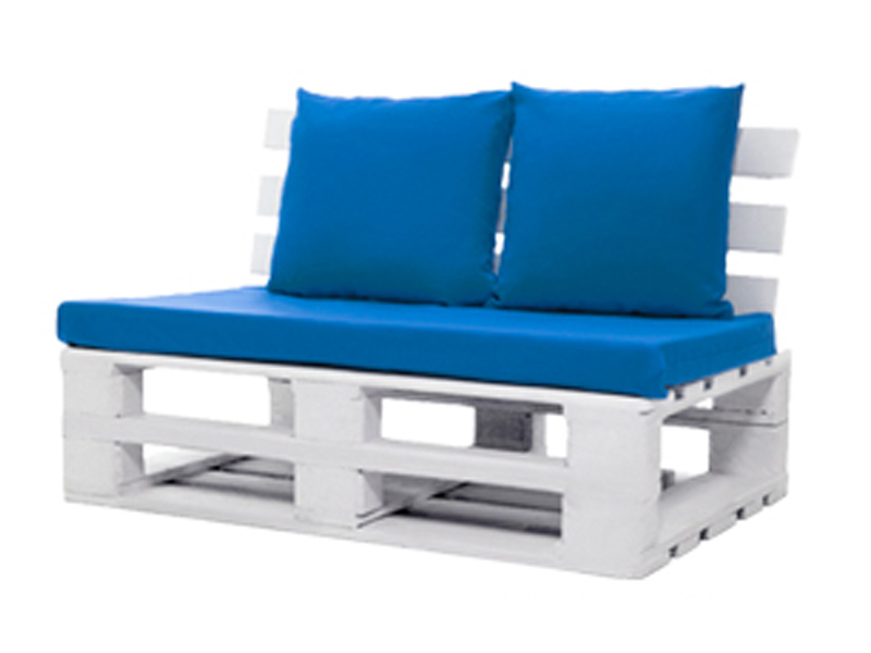 Диван из паллет двухместный белый с синей подушкой