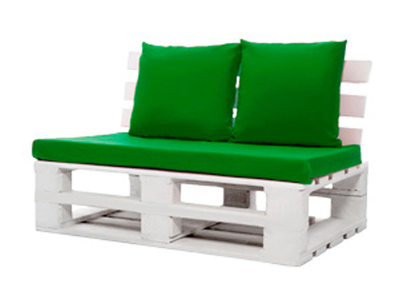 Диван из паллет двухместный белый с зеленой подушкой