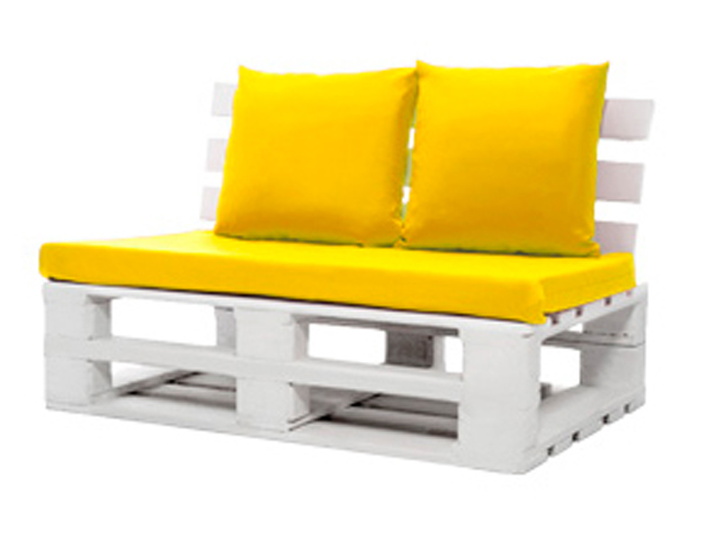 Диван из паллет двухместный белый с желтой подушкой