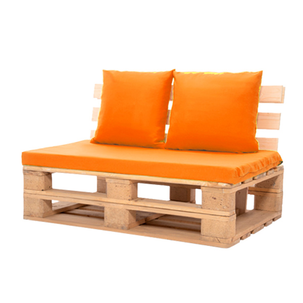Диван из паллет двухместный оранжевая подушка