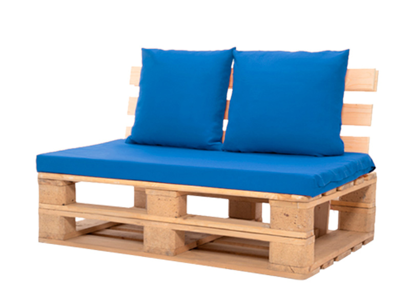 Диван из паллет двухместный синяя подушка