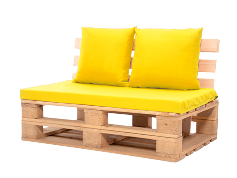 Диван из паллет двухместный желтая подушка
