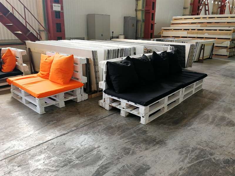 Диван из паллет двухместный белый с черной подушкой