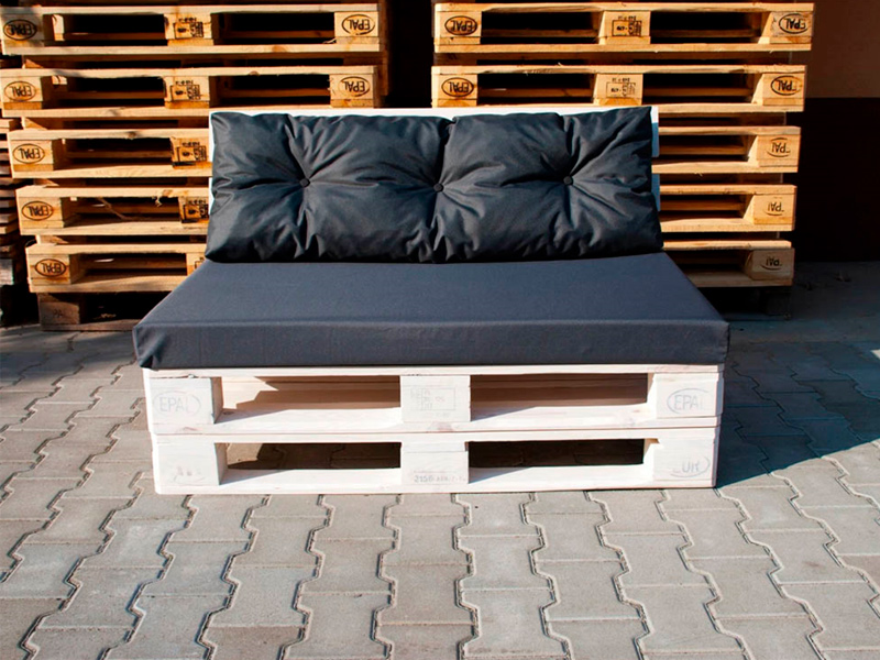 Диван из обожжённых паллет двухместный с черной подушкой