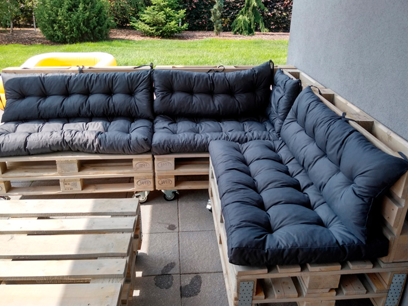 Диван из паллет угловой деревянный с черной подушкой