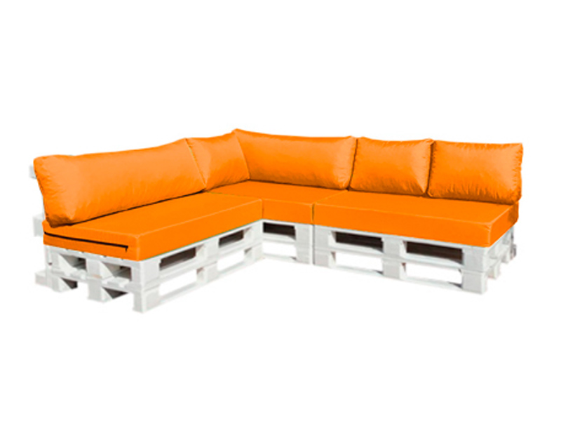 Диван из паллет угловой белый с оранжевой подушкой