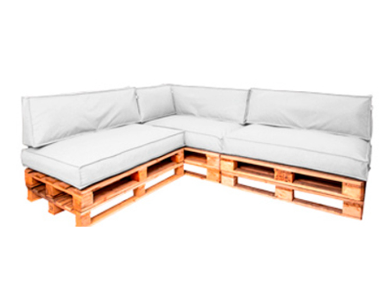 Диван из паллет угловой деревянный с белой подушкой