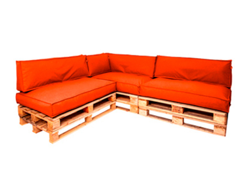 Диван из паллет угловой деревянный с красной подушкой