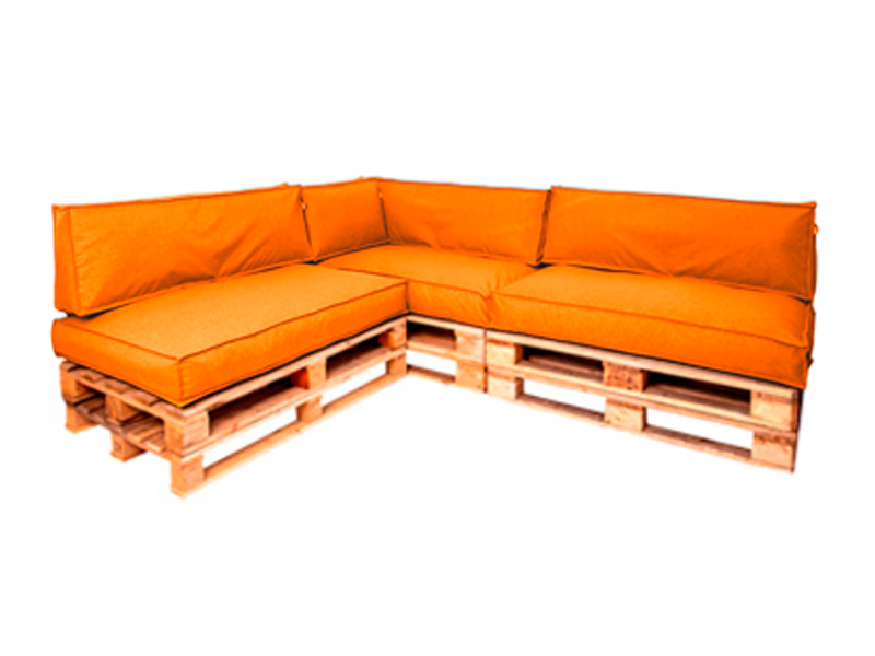 Диван из паллет угловой деревянный с оранжевой подушкой