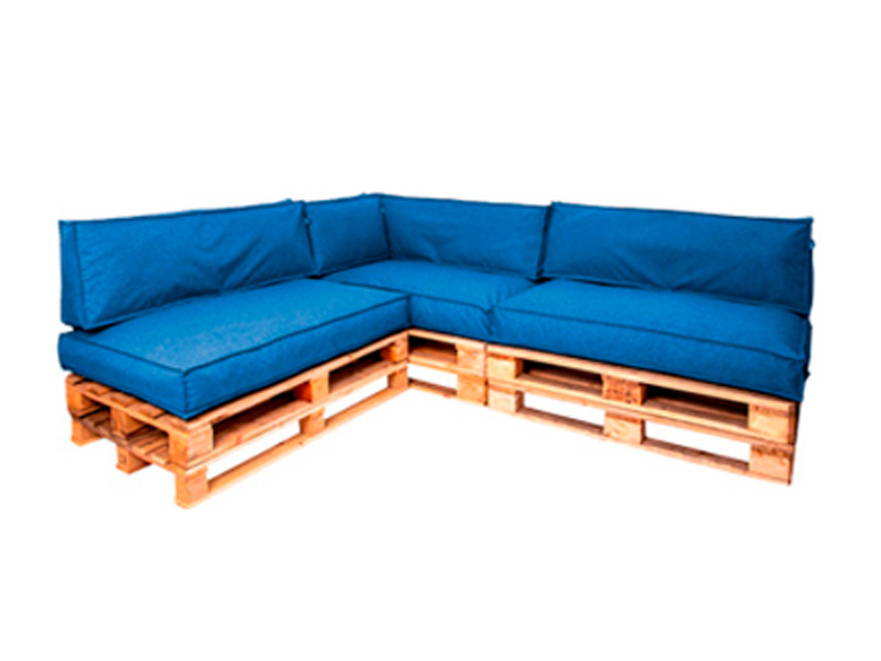 Диван из паллет угловой деревянный с синей подушкой