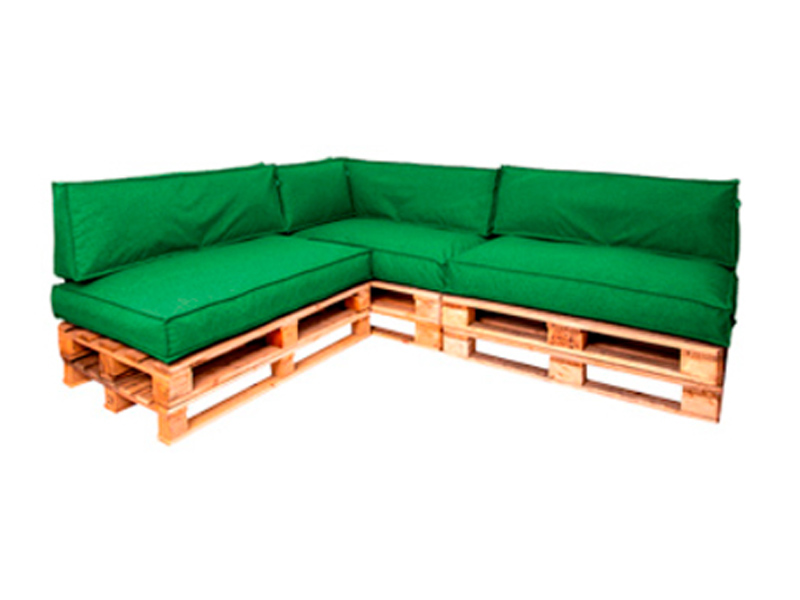 Диван из паллет угловой деревянный с зеленой подушкой