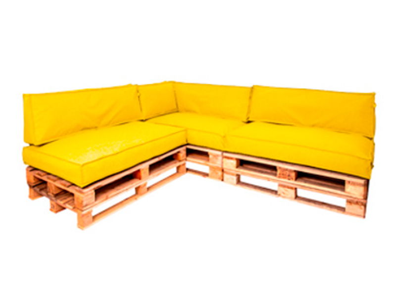 Диван из паллет угловой деревянный с желтой подушкой