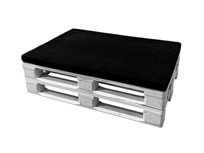 Диван-оттоман из паллет с черной подушкой