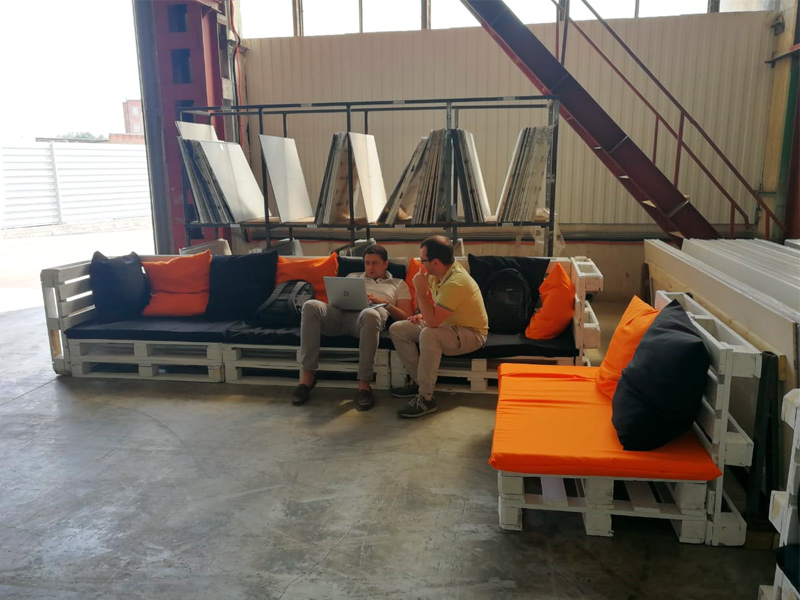 Диван паллетный модульный белый с черной подушкой