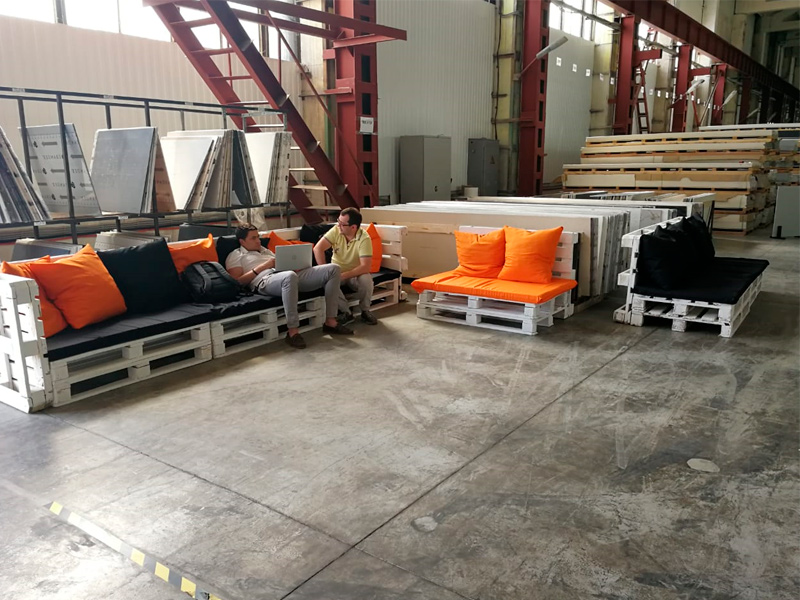 Диван паллетный модульный деревянный с черной подушкой