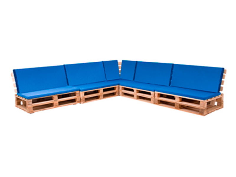 Диван паллетный модульный деревянный с синей подушкой
