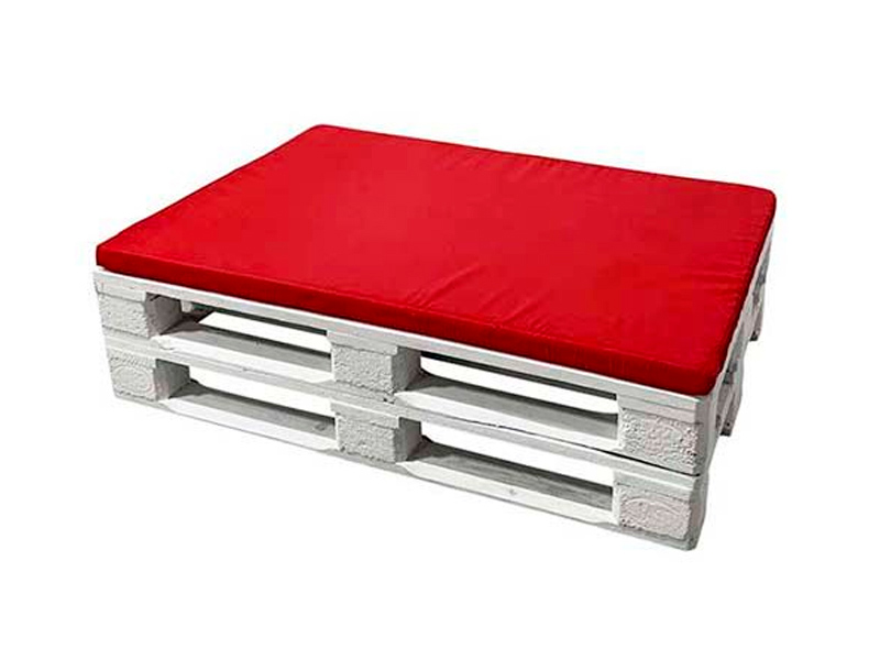 Диван-оттоман из паллет с красной подушкой