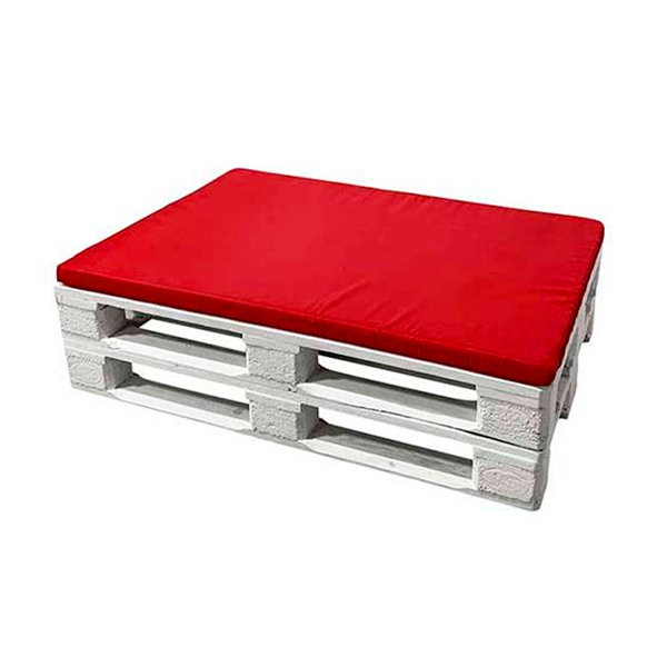Диван-оттоман из паллет с красной подушкой
