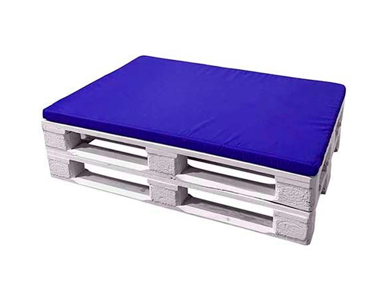 Диван-оттоман из паллет с синей подушкой