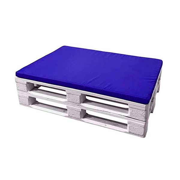 Диван-оттоман из паллет с синей подушкой