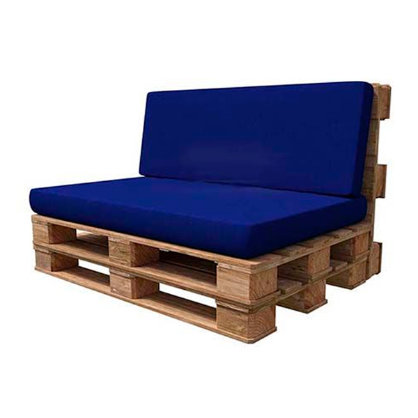 Двухместный диван с синей подушкой