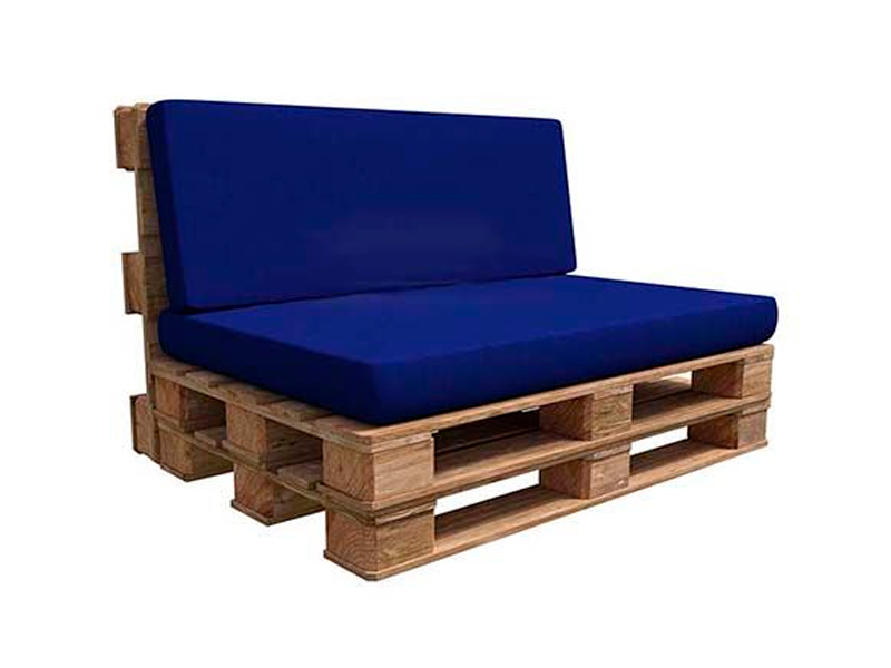 Двухместный диван с синей подушкой