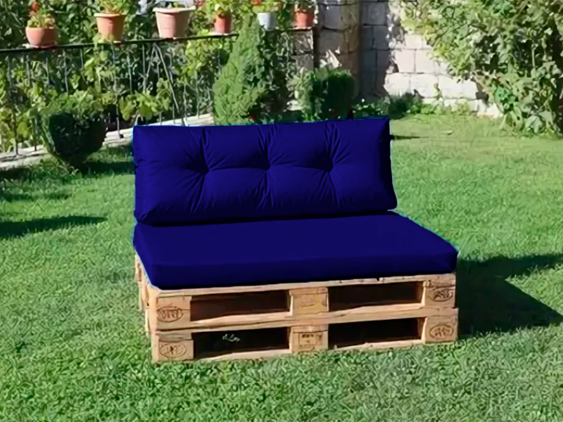 Двухместный диван с синей подушкой